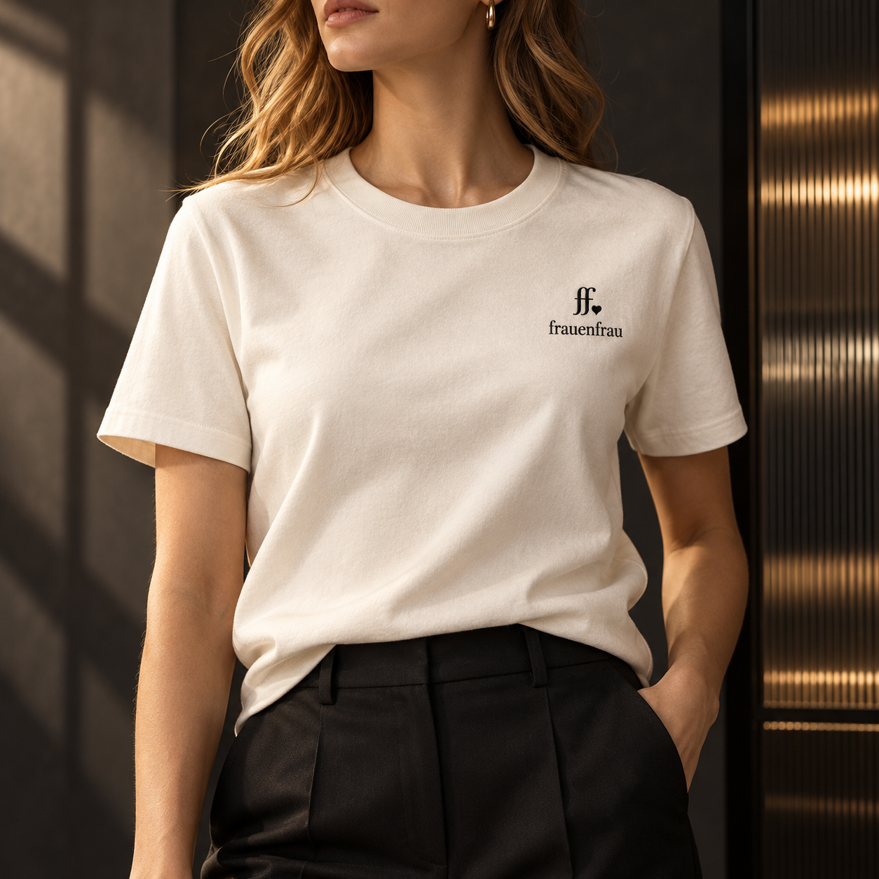 Modeentwurf: hochwertiges cremefarbenes frauenfrau T-Shirt mit kleinem ff-Herz-Logo und Schriftzug auf der linken Brustseite